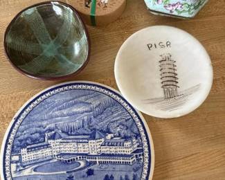 281 assortedvintagesouvenirtrinkets