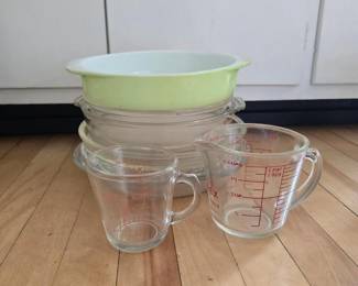 192 pyrexglasspiedishesandmeasuringcup