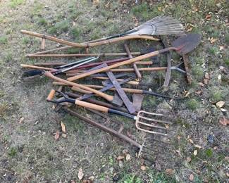 050 assortedvintagegardenandfarmtools