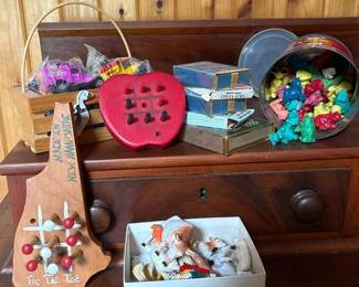 094 assortedvintagesmalltoyscardgamesa