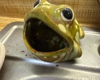 283 ceramicfrogspongeholderinmidcentur