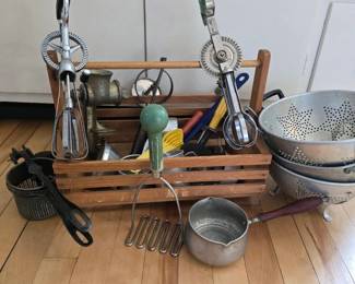 190 vintagekitchenutensilsassortment