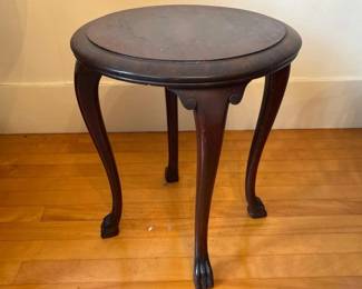218 roundwoodensidetablewithpawfeet