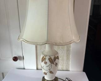174 tablelampwithembossedleafmotifand