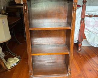 253 smallwoodenbookcasewithturnedcolumn