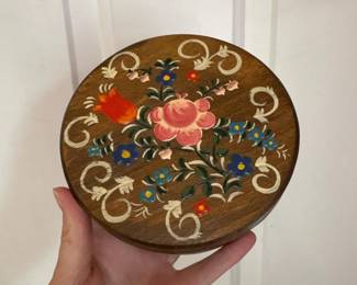 073 roundwoodenboxwithpaintedfloraldes