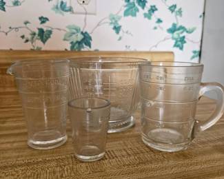 198 vintageglassmeasuringcupsandbeakers