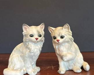 224 pairofleftonwhitecatfigurines