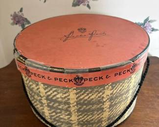 131 vintagepeckpeckhatboxwithropehand