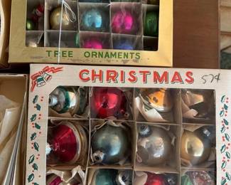 043 multipleboxesofvintageglassornament