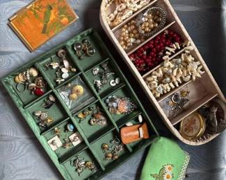 177 assortedvintagejewelrycoinpurseand