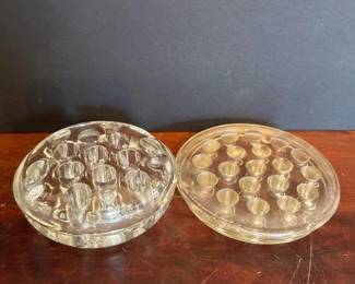 225 twovintageclearglassflowerfrogs
