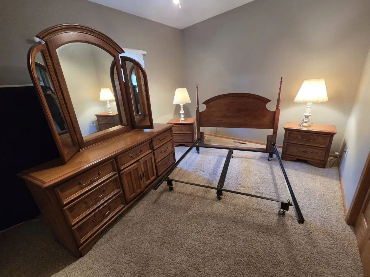 01 Traditional Wood Bedroom Set  Queen Bed, TripleMirror Dres