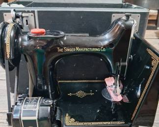 Singer Vintage Featherweight Sewing Machine