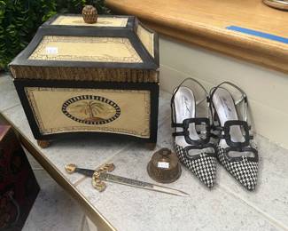 Women's Shoes, Decor