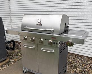 Well maintained Char Broil gas Grill