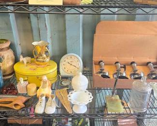 3528  Vintage Decortive Items