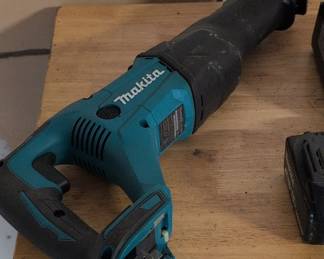Makita XRJ V LXT LithiumIon Cordless Reciprocating Saw