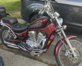 1996 Suzuki Intruder Motorcycle (Runs!) with Battery Tender Junior Charger