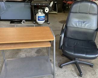 Mobile Computer Desk with Pull-Out Tray and High-Back Executive Swivel Chair