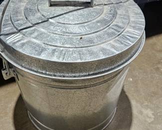 METAL TRASH CAN WITH LID