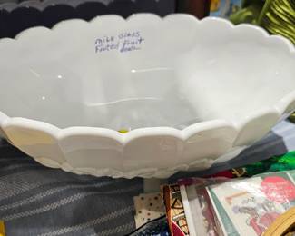 MILKGLASS BOWL