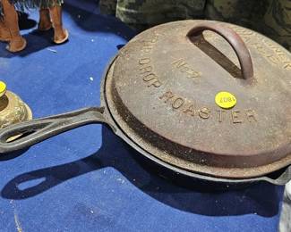 CAST IRON SKILLET WITH LID