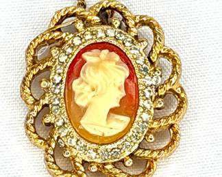 Vintage Carved Shell Cameo Pendant Necklace – Ornate Gold-Tone Setting