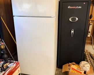 Refrigerator/freezer and floor safe