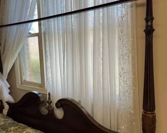 89 King FourPoster Headboard Detail