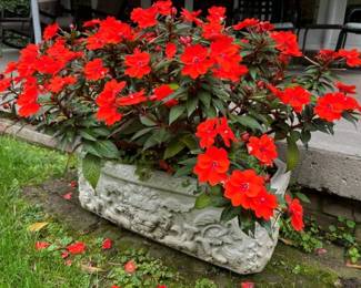 89 Lions Head Resin Impatiens Planter