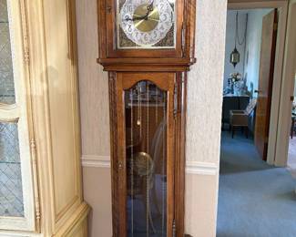 Grand mother clock, runs