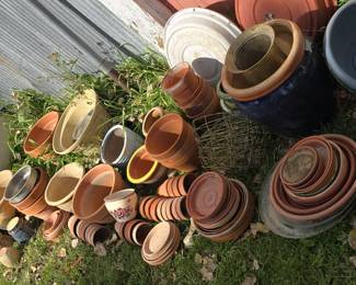 LARGE ARRAY OF CLAY & FLOWER POTS