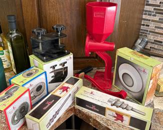 Wondermill grain mill, hand crank, never used.