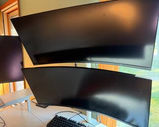 2 curved 35” monitors