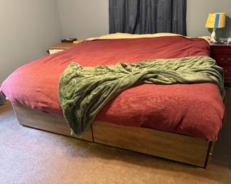 King bed with storage drawers 