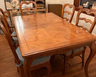Parquet table in pristine condition with 2 leaves