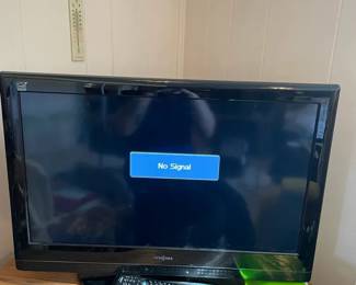 Insignia 32 TV W Attached DVD Player and Speaker, and Remote, Working