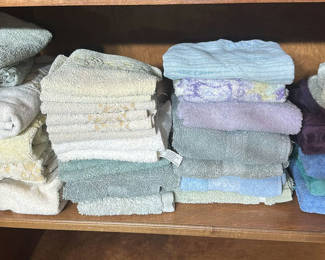 Lot 85: Assorted Bath Towels and Washcloths