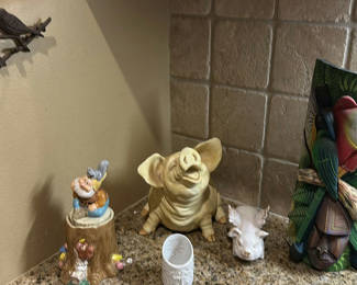 Lot 76: Assorted Animal and Decorative Figurines