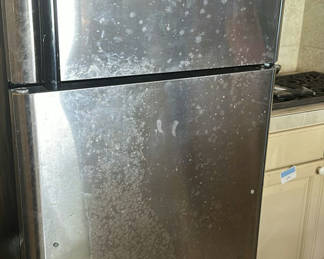 Lot 24: Frigidaire Top-Freezer Refrigerator
