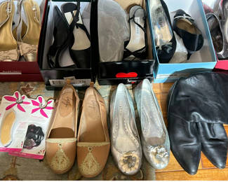 Lot 274: Assorted Women's Shoes and Heel Cushions