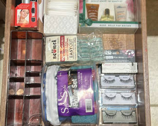 Lot 212: Beauty and Cosmetic Accessories Bundle