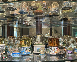 Lot 88: Collection of Travel Souvenir Snow Globes