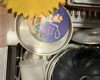 Lot 39: Assorted Bakeware and Kitchen Pans