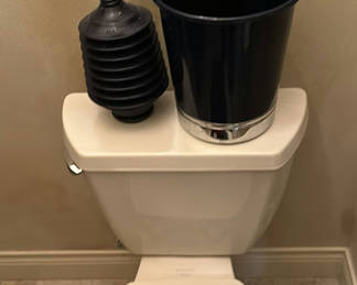 Lot 69: Bathroom Decor and Accessories Set