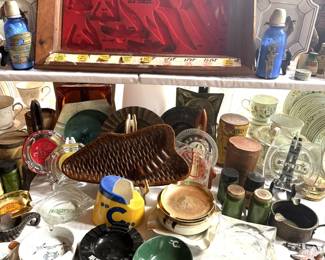 ASHTRAYS AND SCHRADE KNIFE DISPLAY