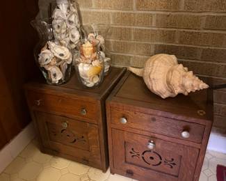 2 SMALL TABLES AND SEA SHELLS