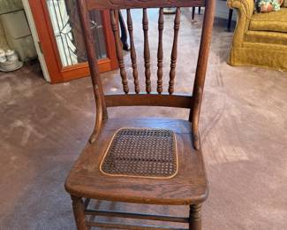 SPINDLE BACK CAN BOTTOM CHAIR