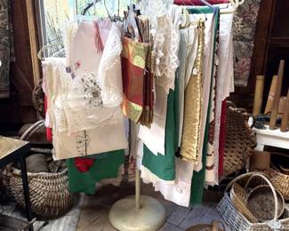 TABLE LINENS BASKETS